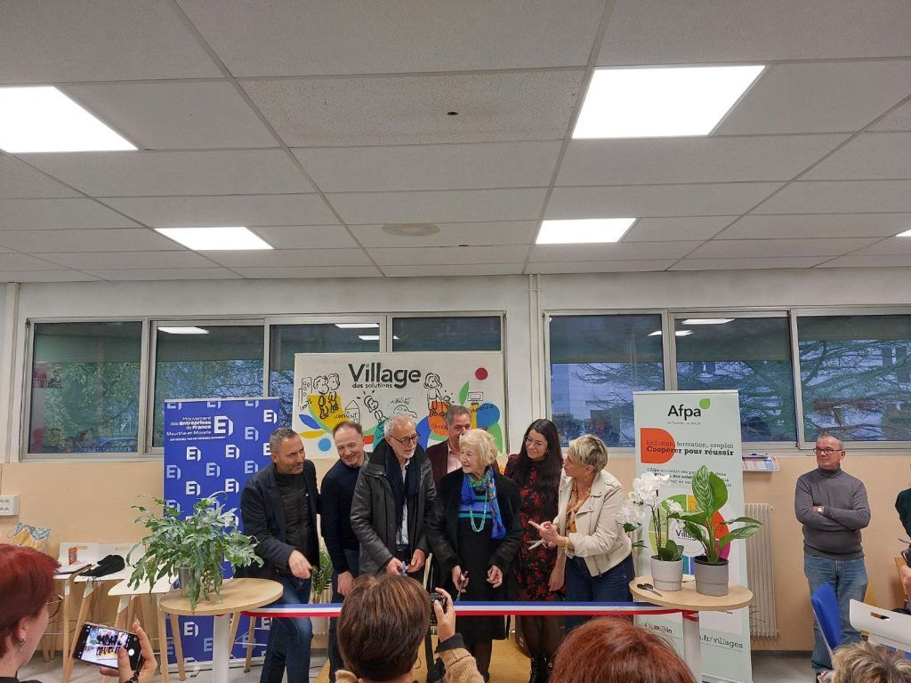 Personnels de l'AFPA et de l'UDAF 54 inaugurant le village des solutions