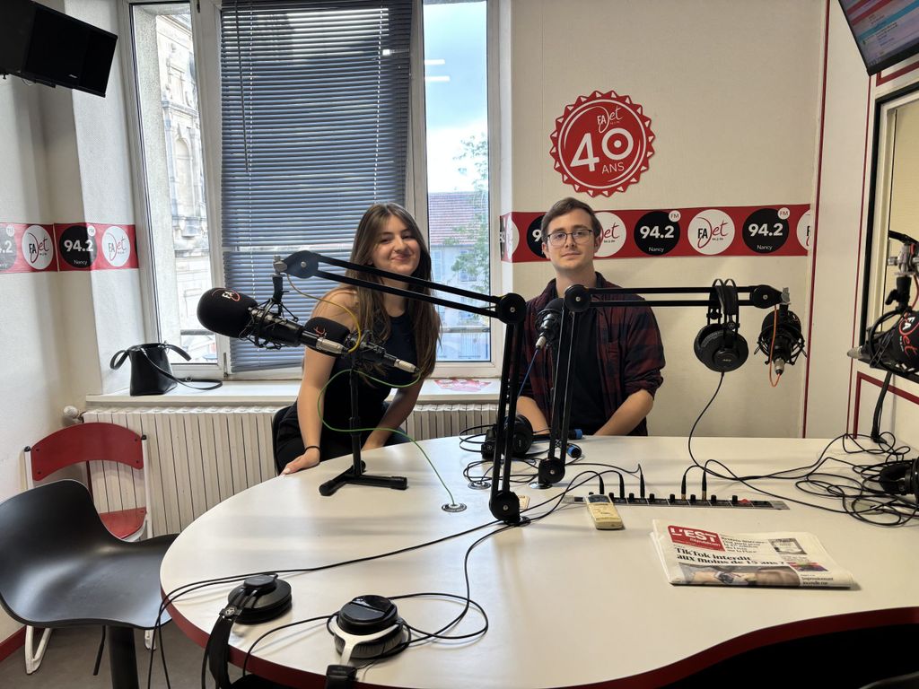 Dilay et Adrien dans le studio de Radio Fajet pour présenter Voyage Voy'Âge