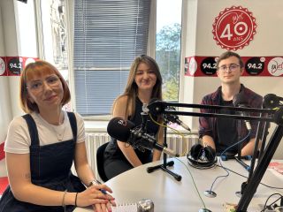 Alyssia, Dilay et Adrien de Voyage Voy'Âge dans le studio de Radio Fajet